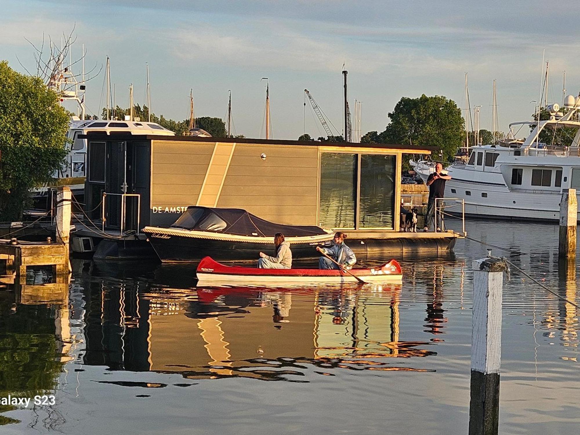 Botel Houseboat De Amstel *